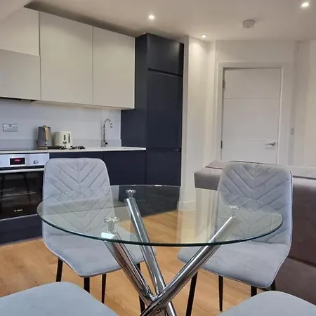 Star London Station Road 2-bed Loft Flat Apartment *