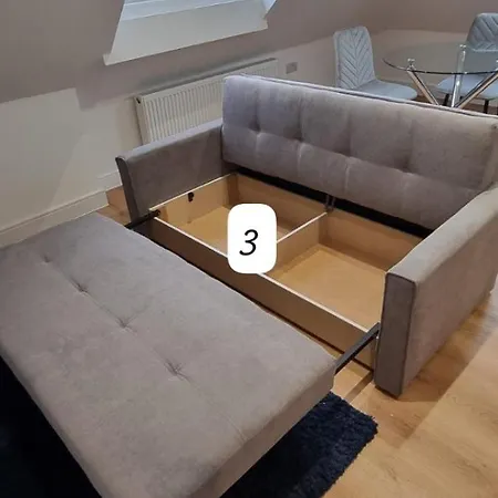 Star London Station Road 2-bed Loft Flat