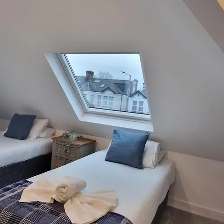 Star London Station Road 2-bed Loft Flat *