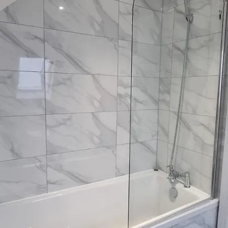 Star London Station Road 2-bed Loft Flat * The Hyde