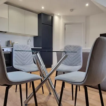 Star London Station Road 2-bed Loft Flat
