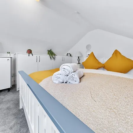 Apartment Charming Retreat,4 Bedroom House,garden,free Parking *