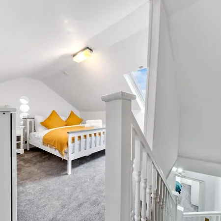 Apartment Charming Retreat,4 Bedroom House,garden,free Parking *