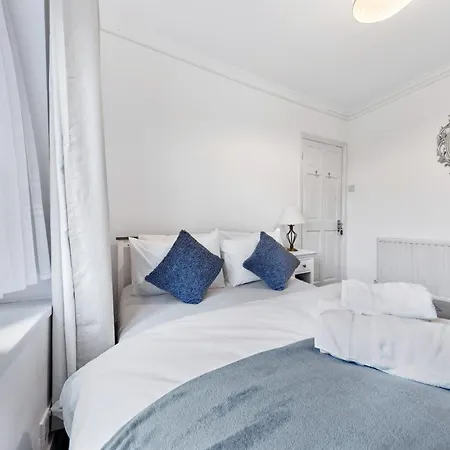 Charming Retreat,4 Bedroom House,garden,free Parking *