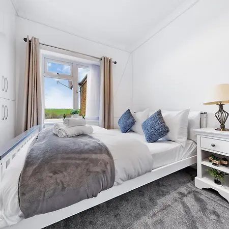Charming Retreat,4 Bedroom House,garden,free Parking Apartment Enfield