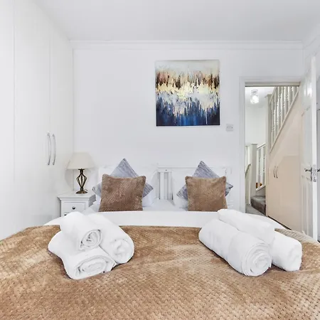 Charming Retreat,4 Bedroom House,garden,free Parking * Enfield