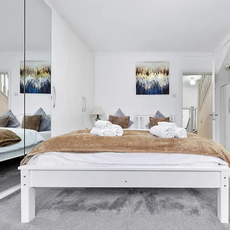 Apartment Charming Retreat,4 Bedroom House,garden,free Parking *