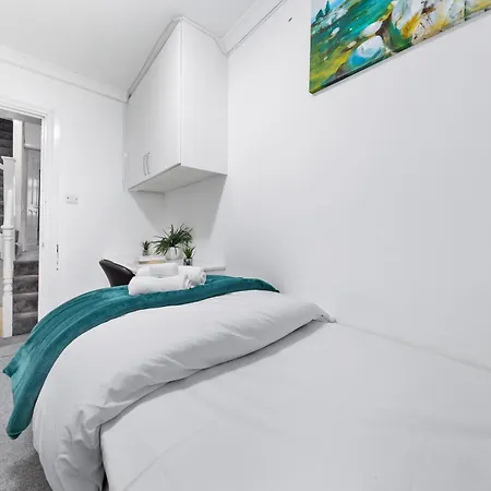 Charming Retreat,4 Bedroom House,garden,free Parking Apartment