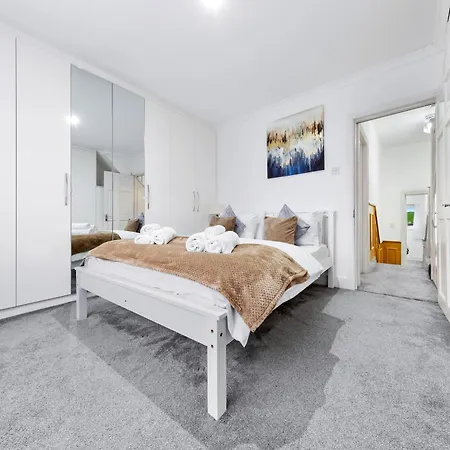 Charming Retreat,4 Bedroom House,garden,free Parking *