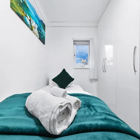 Apartment Charming Retreat,4 Bedroom House,garden,free Parking