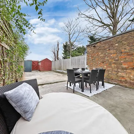 Charming Retreat,4 Bedroom House,garden,free Parking *