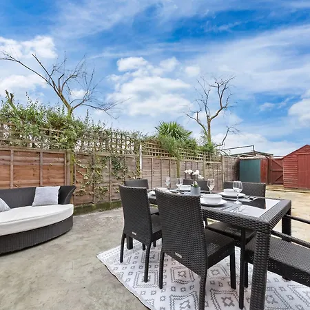 Charming Retreat,4 Bedroom House,garden,free Parking Apartment