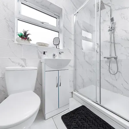 Apartment Charming Retreat,4 Bedroom House,garden,free Parking Enfield