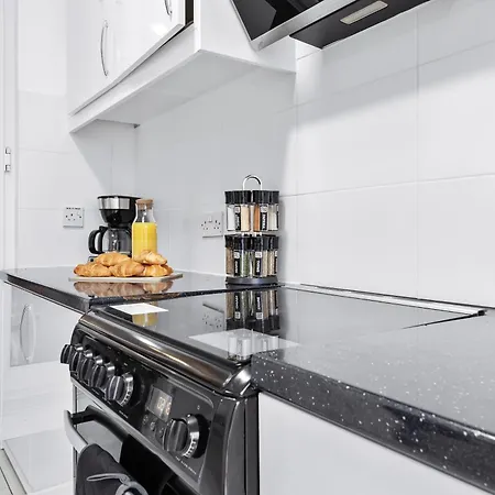 Charming Retreat,4 Bedroom House,garden,free Parking Enfield