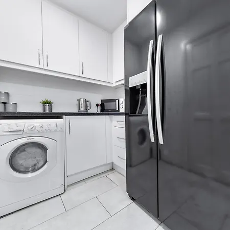 Charming Retreat,4 Bedroom House,garden,free Parking Apartment