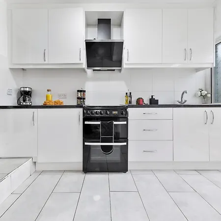 Charming Retreat,4 Bedroom House,garden,free Parking Apartment Enfield