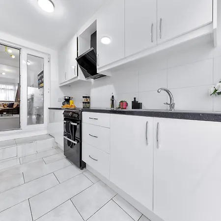 Apartment Charming Retreat,4 Bedroom House,garden,free Parking Enfield