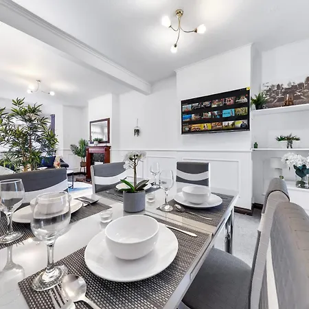 Apartment Charming Retreat,4 Bedroom House,garden,free Parking *
