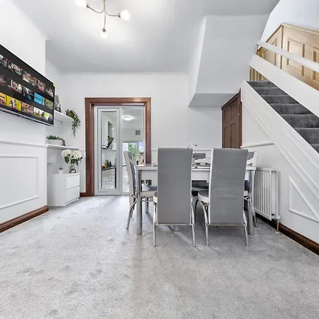 Charming Retreat,4 Bedroom House,garden,free Parking Apartment Enfield