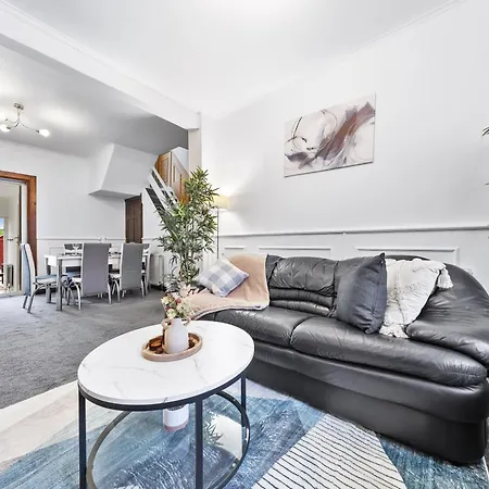 Charming Retreat,4 Bedroom House,garden,free Parking Apartment *