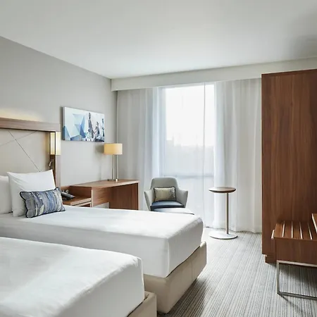 Courtyard By Marriott Airport