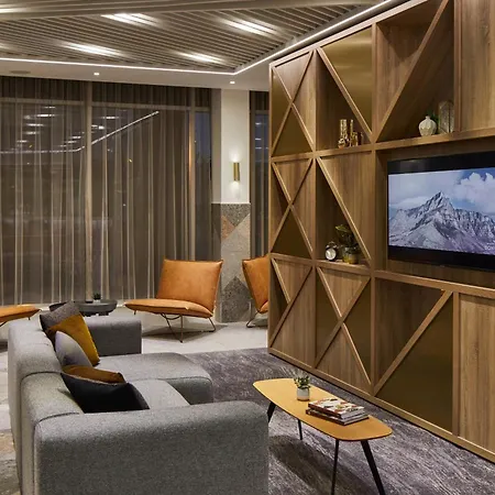 Courtyard By Marriott Airport Hotel