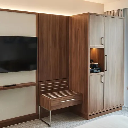 Courtyard By Marriott Airport