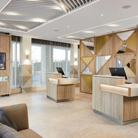 Hotel Courtyard By Marriott Airport
