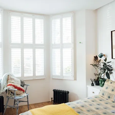 Stylish 2 Bedroom Flat With A Private Sauna Finchley