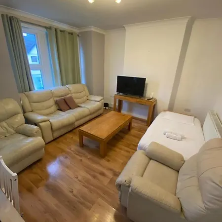 Apartment Bedroom Flat Colliers Wood *