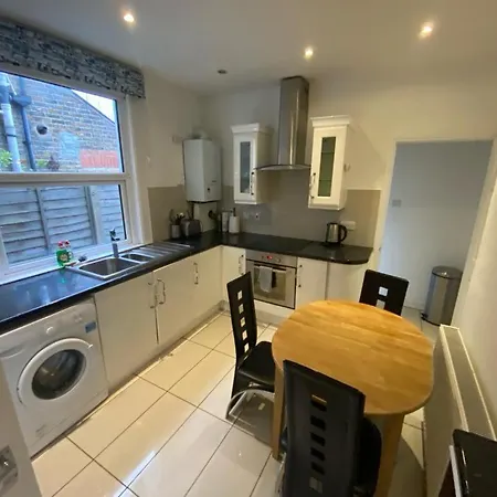 Apartment Bedroom Flat Colliers Wood *
