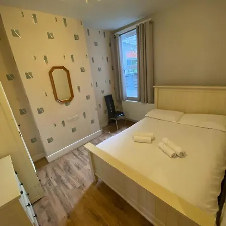 Bedroom Flat Colliers Wood * London