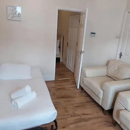 Bedroom Flat Colliers Wood
