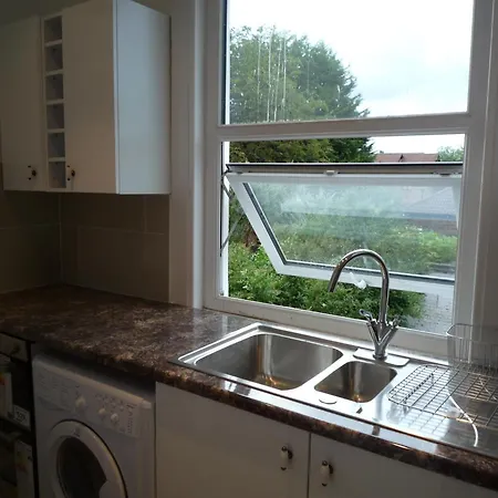 Bedroom Flat Colliers Wood * London