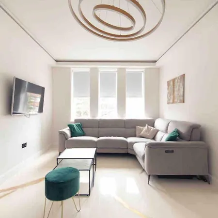 Entire Luxury In Greater * London