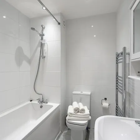 Beautiful Flat Near - Entire Flat - Equipped Kitchen - Private Bathroom