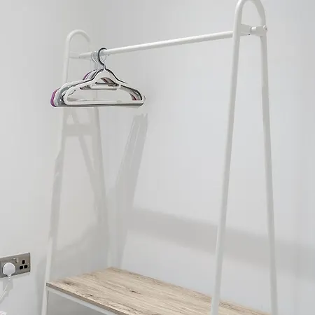 Beautiful Flat Near - Entire Flat - Equipped Kitchen - Private Bathroom Apartment *