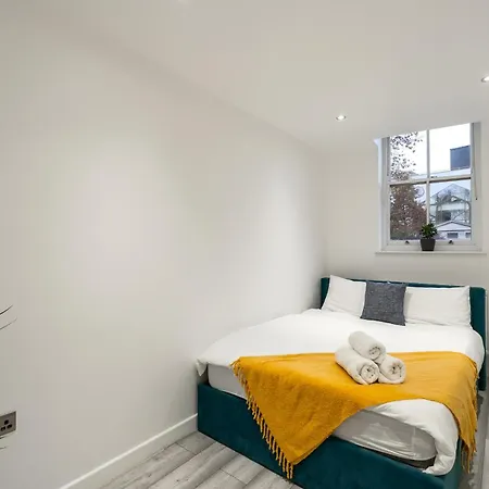 Beautiful Flat Near - Entire Flat - Equipped Kitchen - Private Bathroom Apartment