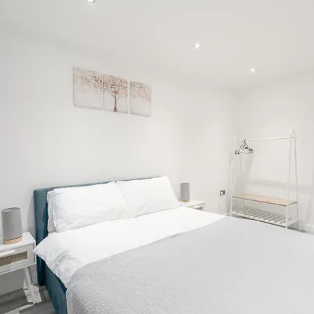 Beautiful Flat Near - Entire Flat - Equipped Kitchen - Private Bathroom Apartment *