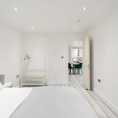 Beautiful Flat Near - Entire Flat - Equipped Kitchen - Private Bathroom Apartment *