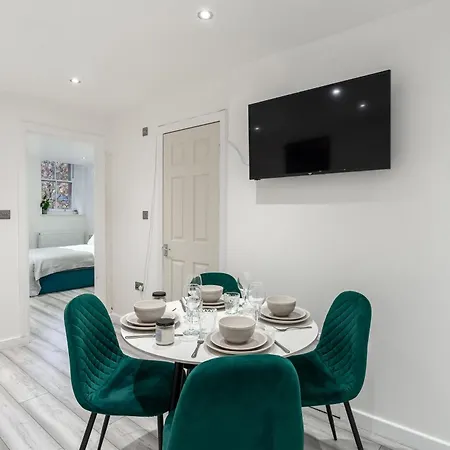 Beautiful Flat Near - Entire Flat - Equipped Kitchen - Private Bathroom *