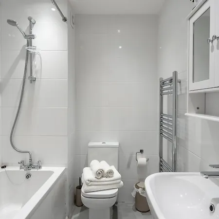 Beautiful Flat Near - Entire Flat - Equipped Kitchen - Private Bathroom Apartment *