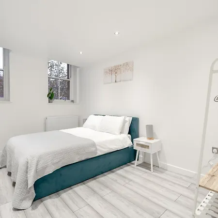 Beautiful Flat Near - Entire Flat - Equipped Kitchen - Private Bathroom *