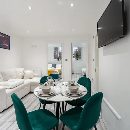 Beautiful Flat Near - Entire Flat - Equipped Kitchen - Private Bathroom Apartment