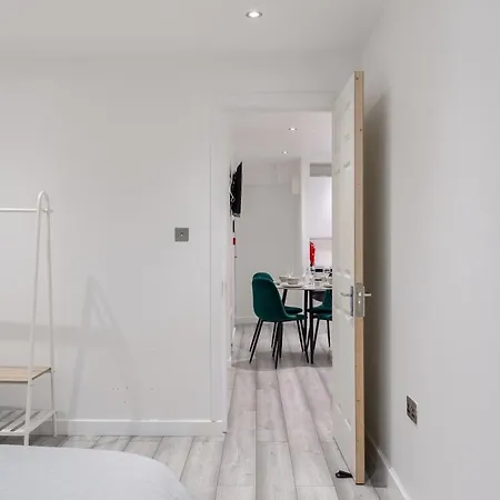Beautiful Flat Near - Entire Flat - Equipped Kitchen - Private Bathroom *