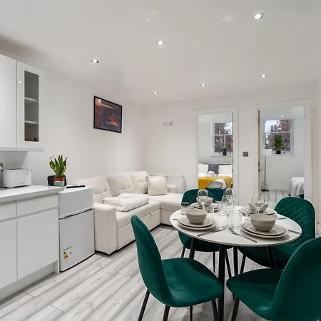 Beautiful Flat Near - Entire Flat - Equipped Kitchen - Private Bathroom