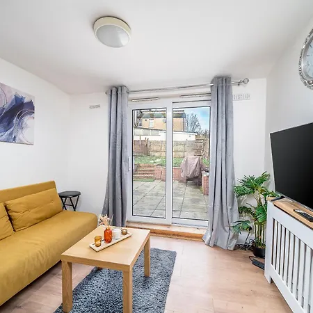 Cozy & Comfy Woodgreen Station Sleeps 6 Apartment