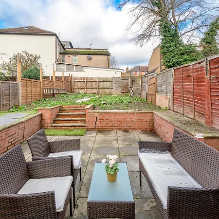 Cozy & Comfy Woodgreen Station Sleeps 6 *