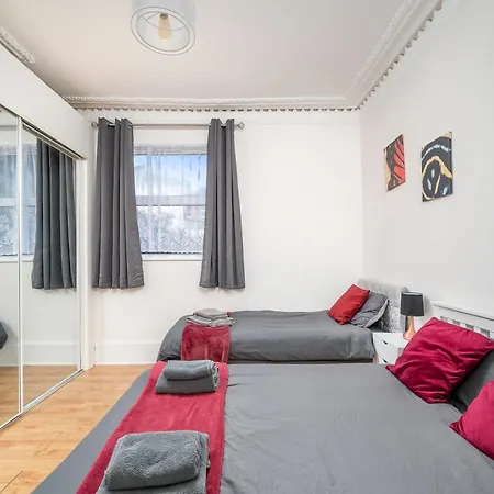Cozy & Comfy Woodgreen Station Sleeps 6 Apartment London