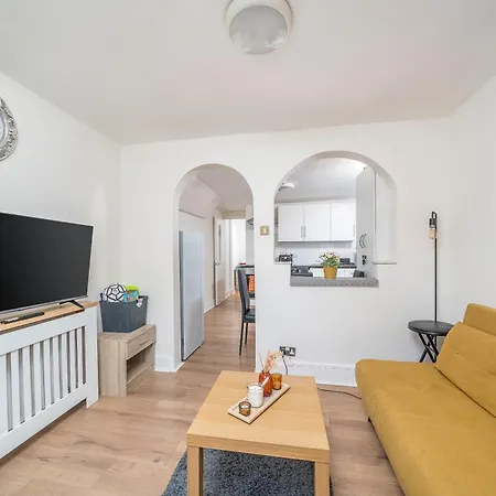 Cozy & Comfy Woodgreen Station Sleeps 6 *
